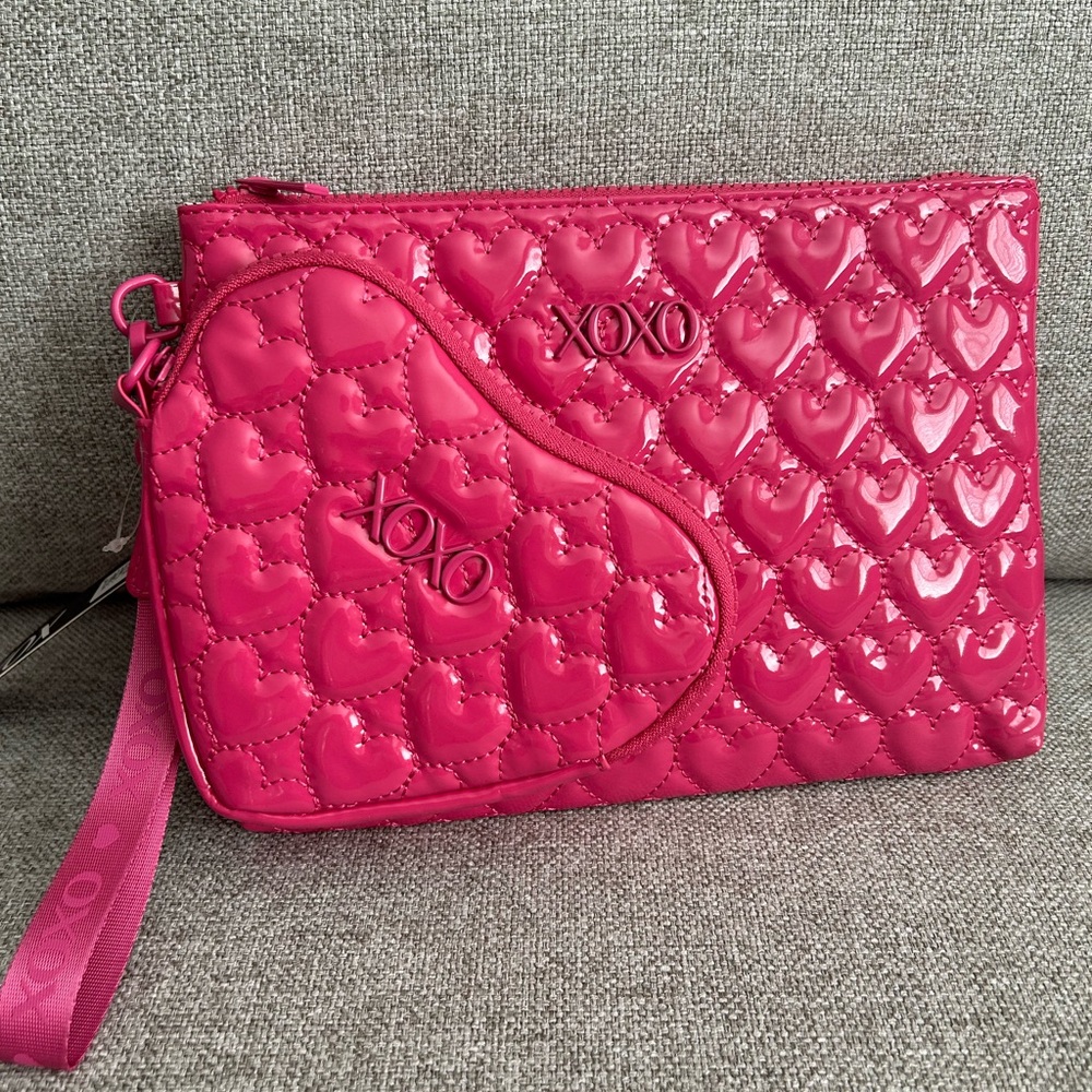 SOLD 🔥 NWT XOXO Pouches 💗🖤